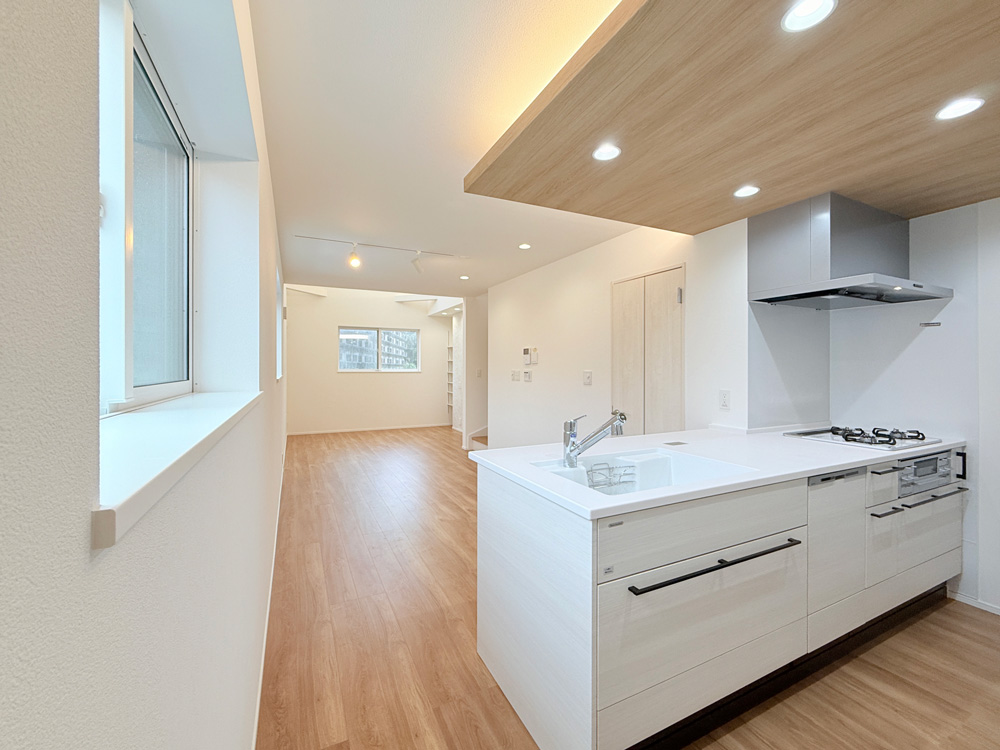 2階キッチンからリビングダイニング