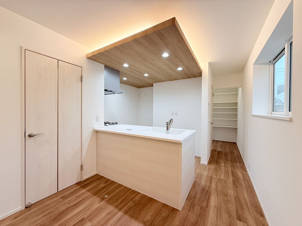 2階折り下げ天井と間接照明が素敵なキッチン