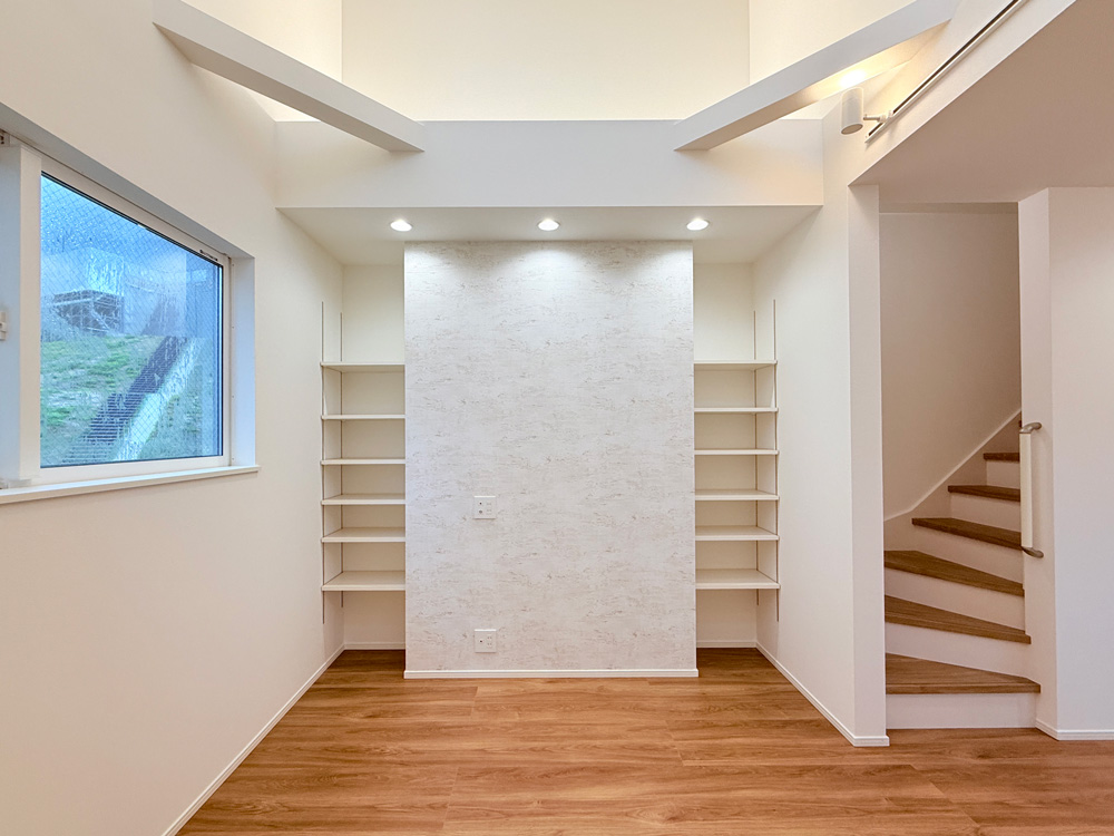 テレビの壁掛けスペースの横には、使いやすさに配慮した奥行き30cmの棚を設置